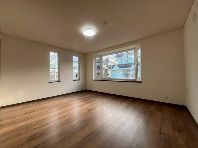 藤野4条5丁目の居間・リビング|リビング別角度！キッチンは集中プロパン、給湯・暖房は灯油です！