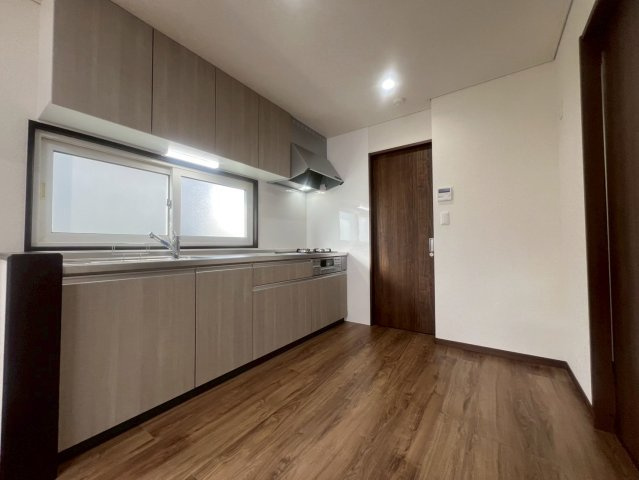 藤野4条5丁目のキッチン|キッチン横から洗面室へ行け、家事がはかどる動線！