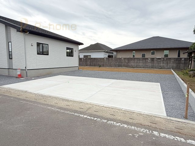 つくば市高野2期　新築戸建て　1号棟の駐車場|カースペースは3台完備。ゲスト用のスペースも確保できますね♪