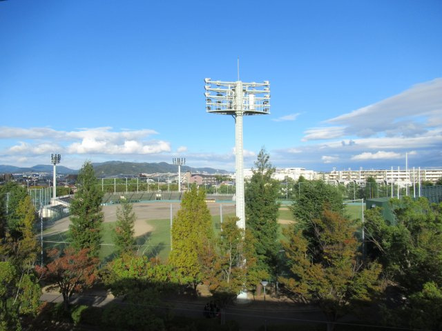 兵庫県公社　伊丹鴻池　７B号棟の展望|東側のスポーツセンターを望んでいます