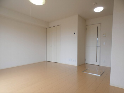 【居間・リビング】 | セジュール鵬舟ZⅡ | こちらの居間で趣味の時間をお楽しみください