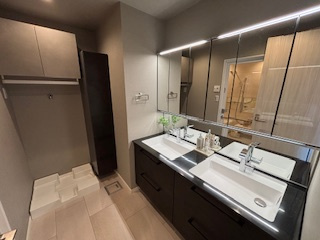 ゆったりとスペースのある洗面所です。ダブルボウルタイプの洗面台なので朝の忙しい時間にも便利です。