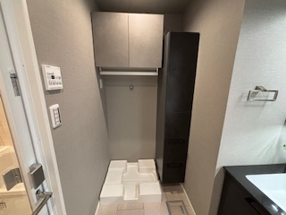 洗濯機置き場の周りにも収納スペースが充実しています。