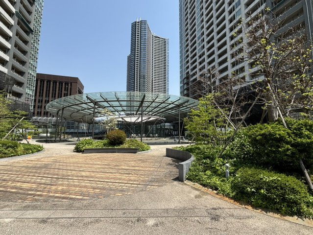 マンション入り口に向かう中庭です。