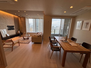 約23帖のリビングダイニングルーム。窓の開口部分が広く、ゆったりとした空間が広がります。