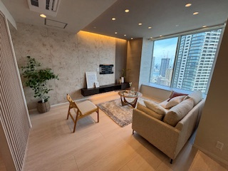 ソファーやテーブルを置いて癒しの空間を演出。
