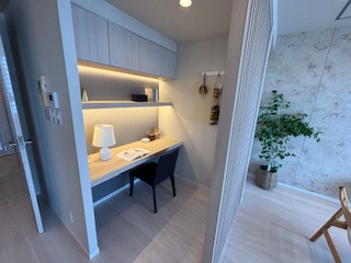 リビングダイニングの一角にDENの空間を設け、書斎や趣味を楽しむ場所として活用できます。