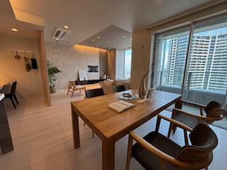 ６人掛けのダイニングテーブルを置いても十分なスペースが取れます。