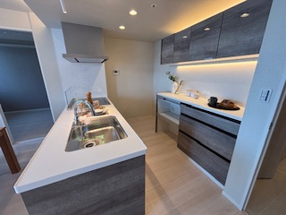 機能的で使い勝手の良いシステムキッチン。毎日の食事が楽しめます。