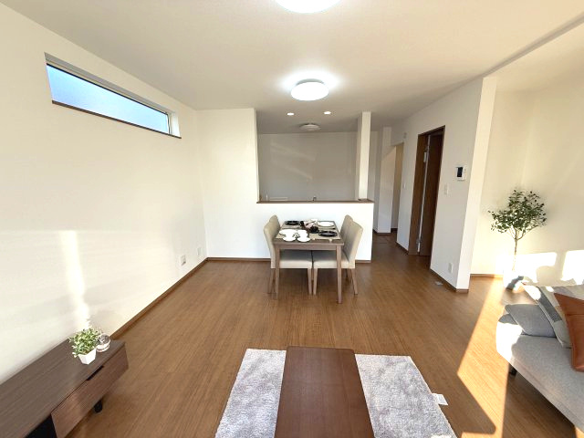 ハートフルタウン前橋市南町2丁目55番　Ａ号棟の居間・リビング|隣接洋室と一体利用で20.5帖の空間になります！
カウンターキッチンなのでお料理をしながら会話もできます。
夕食の支度をしながら、お子様の様子も見られて自然と会話も増えますよ♪
