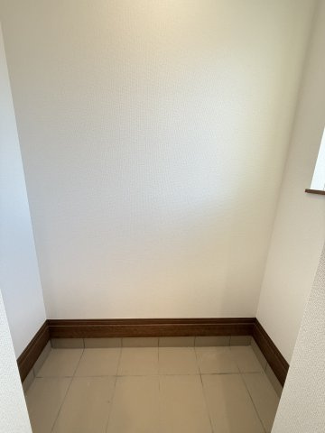 ハートフルタウン前橋市南町2丁目55番　Ａ号棟の収納|シューズインクローゼット付きです。ベビーカー等も収納可能ですよ！