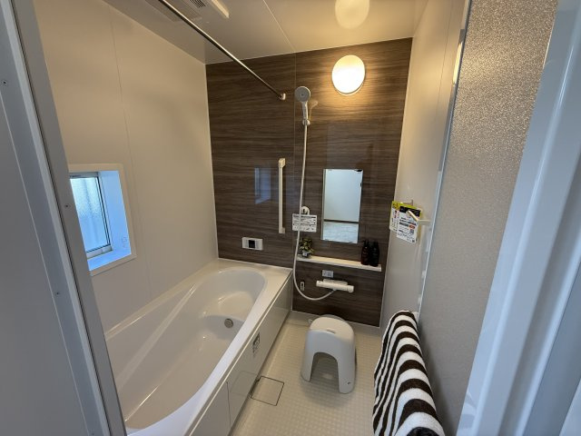 ハートフルタウン前橋市南町2丁目55番　Ａ号棟の居間・リビング|ゆったり過ごせる17帖のリビングです♪人気の対面式キッチンを配した空間はお好みの家具も合わせやすく、家族がくつろぐ快適な空間造りをサポート。窓からは明るい陽光が差し込みます。