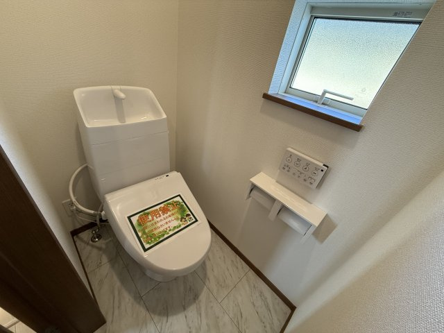 ハートフルタウン前橋市南町2丁目55番　Ａ号棟のトイレ|1階トイレです。清潔感のある白を基調としています。
温水洗浄・便座暖房機能の付いた快適なトイレです☆