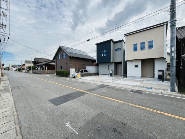 知多市八幡汐海道20番1『仲介手数料無料』新築戸建ての前面道路含む現地写真
