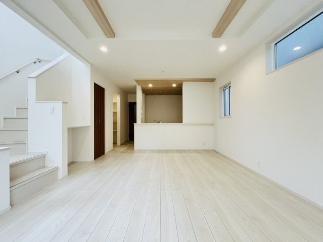 知多市八幡汐海道20番1『仲介手数料無料』新築戸建ての居間・リビング