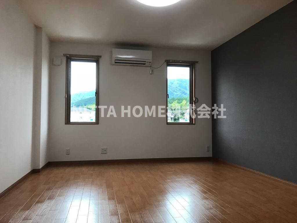 ベルノームの居間・リビング|洋室は９．５帖となります★