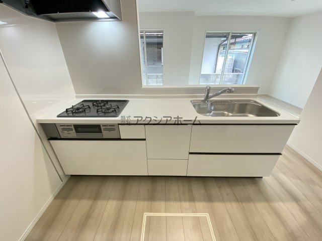 所沢市和ケ原2丁目・全2棟　新築一戸建　A号棟のキッチン|リビングが見渡せる対面式キッチン