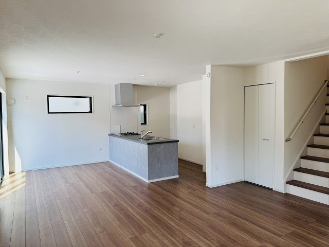 八王子市　清川町　新築一戸建て　５期の居間・リビング|～21.1帖の明るく開放感のあるLDK、家族団欒の時間をお過ごしいただけます～