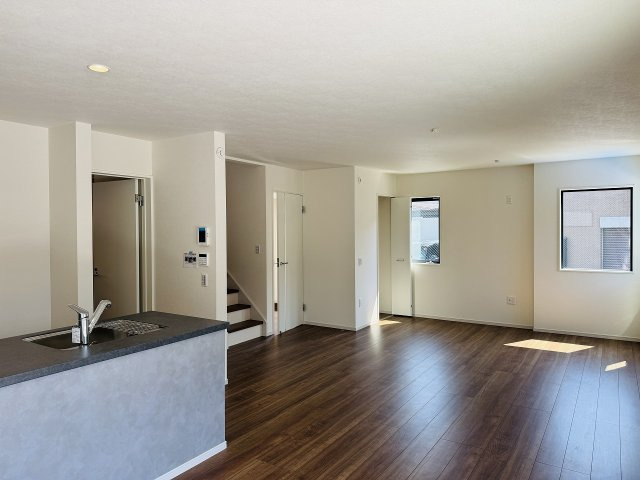 八王子市　清川町　新築一戸建て　５期の居間・リビング|～21.1帖の明るく開放感のあるLDK、家族団欒の時間をお過ごしいただけます～