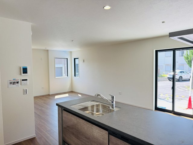 八王子市　清川町　新築一戸建て　５期の内装|～リビング側の家族とコミュニケーションをとりやすいキッチンです～