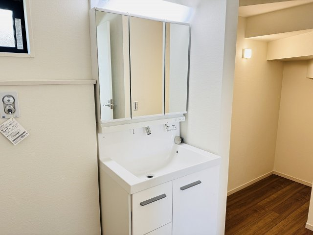 八王子市　清川町　新築一戸建て　５期の独立洗面台|～３面鏡付きの独立洗面台　細々している物をスッキリ収納出来ます～