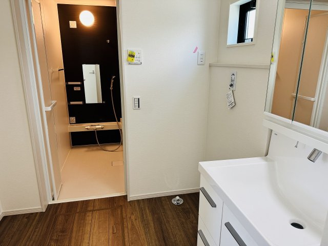 八王子市　清川町　新築一戸建て　５期の脱衣所|～窓付きで明るい洗面所　換気もしやすいです～