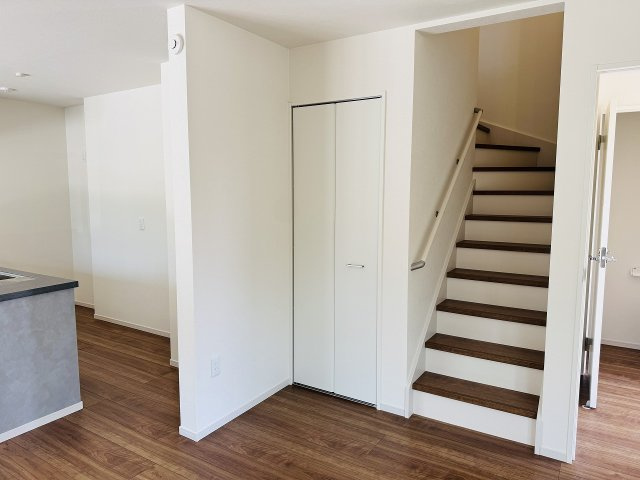 八王子市　清川町　新築一戸建て　５期の内装|～リビングに階段のある造り　ご家族と顔を合わせる機会が自然と増えます～