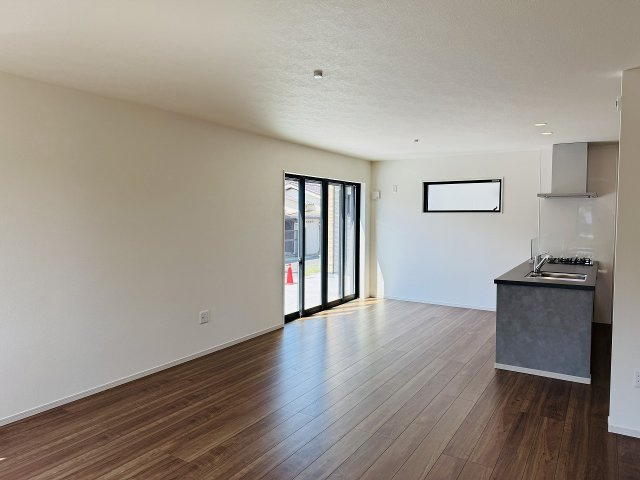 八王子市　清川町　新築一戸建て　５期の居間・リビング|～21.1帖の明るく開放感のあるLDK、家族団欒の時間をお過ごしいただけます～