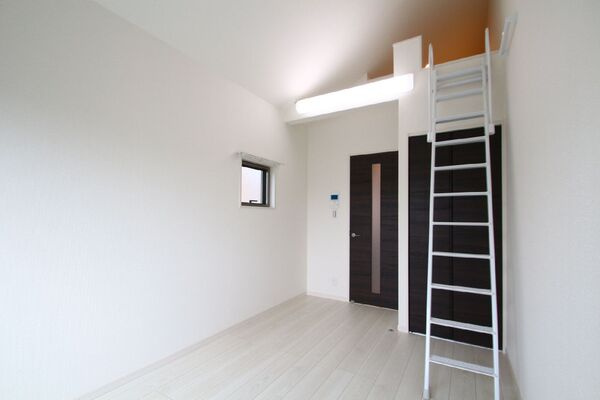 フィオーレ若林　駅近　ネット0　ロフト付の居間・リビング