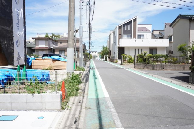 越谷市大沢2丁目 新築分譲住宅 全5棟 2号棟の前面道路含む現地写真