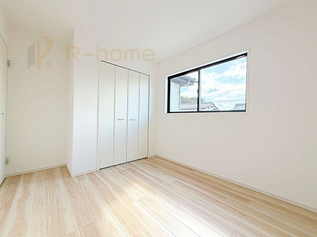 つくば市古来1期　新築戸建て　1号棟の洋室|どんな部屋家具も合わせやすいシンプルな洋室！
たっぷりの日差しと心地よい風が舞い込む住まい♪