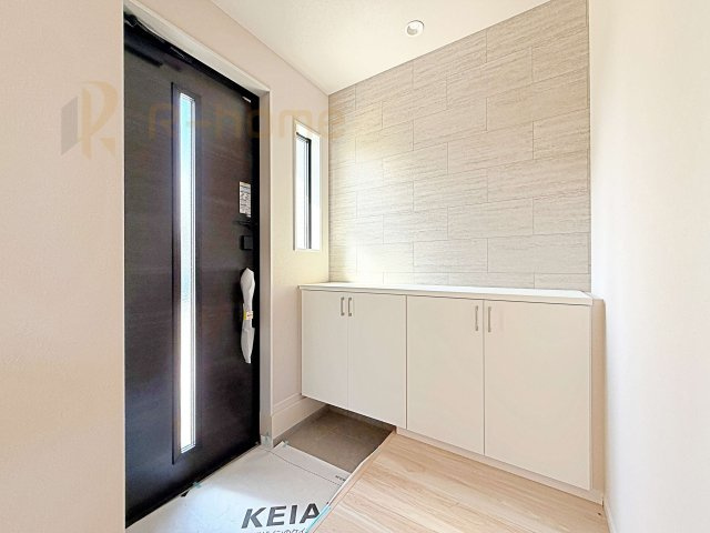 つくば市古来1期　新築戸建て　1号棟の玄関|玄関には便利なシューズインクローゼットを設置。アウトドア用品やベビーカーなどの収納に役立ちますね♪