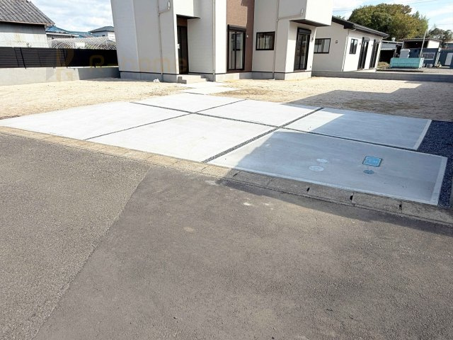 つくば市古来1期　新築戸建て　1号棟の駐車場|カースペースは3台完備。ゲスト用のスペースも確保できますね♪