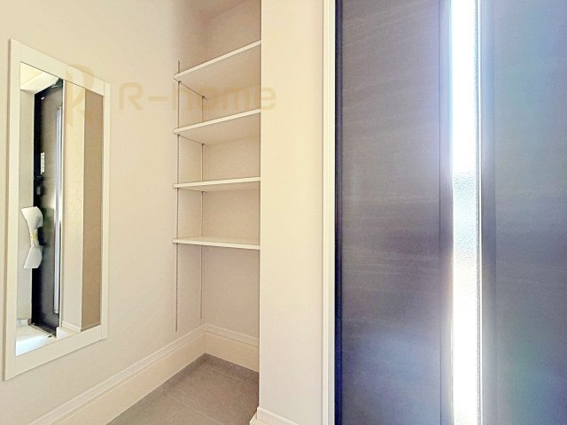 つくば市古来1期　新築戸建て　1号棟の玄関|収納便利なシューズインクローゼット！ミラー付きでお出かけ準備ラクラク♪