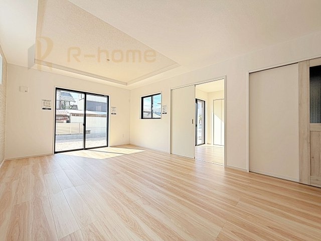 つくば市古来1期　新築戸建て　1号棟の居間・リビング|たっぷりの陽光が注ぎ込む明るいリビング♪隣接の洋室を開放すると更なる大空間に変身♪