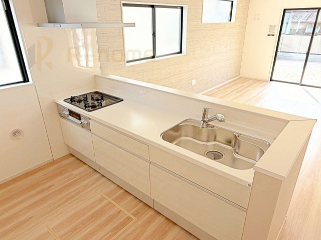 つくば市古来1期　新築戸建て　1号棟のキッチン|料理をしながら家族とコミュニケーションが取れる対面式システムキッチン。