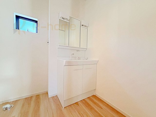 つくば市古来1期　新築戸建て　1号棟の洗面所|清潔感溢れる洗面台は嬉しい三面鏡付き。洗剤や歯ブラシなどもすっきり収納できます♪