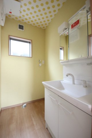 朝日町4丁目戸建の洗面所