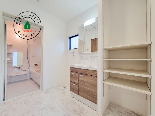 都城市金田町4(A号棟)の脱衣所|ゆとりの洗面スペースで朝の身支度もスムーズに。暮らしを快適に変えるシャワー付洗面台です！