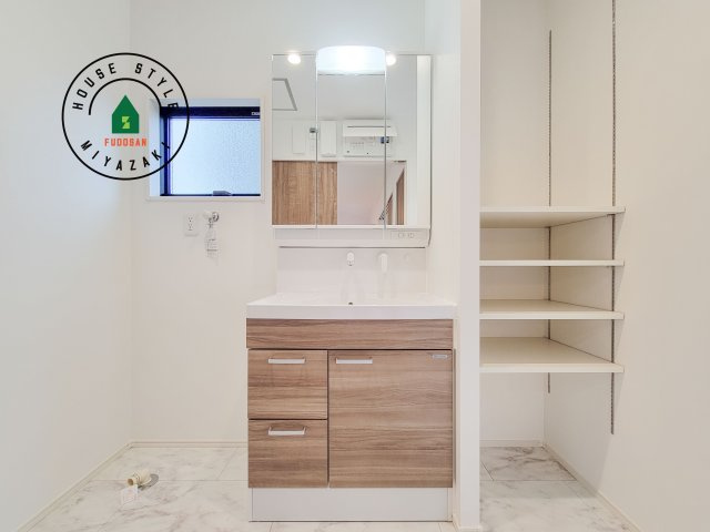 都城市金田町4(A号棟)の独立洗面台|毎日使うものだから清潔な空間を保ちたい水回り。洗面にはそんな願いを解消させてくれる収納アイデアが満載です。三面鏡の裏側にはキャビネットが現れ小物から背の高い物まで収納できます。