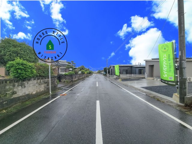 都城市金田町4(A号棟)の前面道路含む現地写真|前面道路は閑静な住宅地をはしる車通りの少ない道路。お車の出し入れが苦手なママや小さなお子様にも安心ですね。しっかり舗装もされているので、ベビーカーや自転車で通っても快適に通行できます。