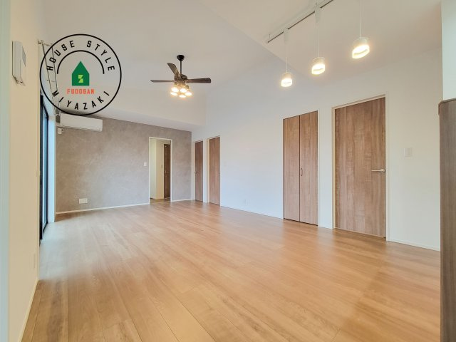 都城市金田町4(A号棟)の居間・リビング|キッチンからリビングをしっかり確認できます。家族の笑顔があふれる空間になりそうですね。