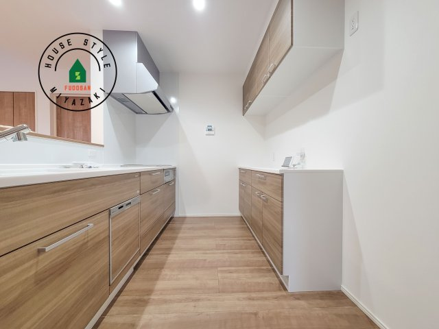 都城市金田町4(A号棟)の内観：施工例|ダイニングテーブルへの配膳がラクラク、お料理はかどるカウンター付きシステムキッチン！