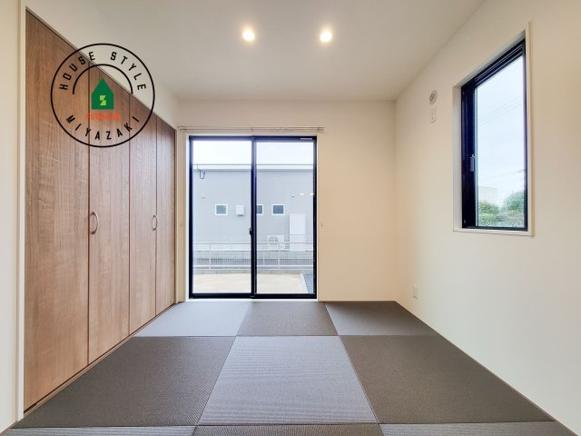 都城市金田町4(A号棟)の内観：施工例|和室を上手に活用すると暮らし方の幅が広がります。例えば普段は開け放して、子供の小さいうちはお昼寝や遊びのスペースに。畳はソフトなので転んでもケガをしにくく安心です