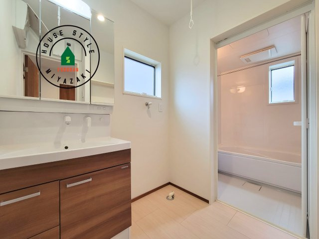 都城市太郎坊町(A号棟)の脱衣所|ゆとりの洗面スペースで朝の身支度もスムーズに。暮らしを快適に変えるシャワー付洗面台です！