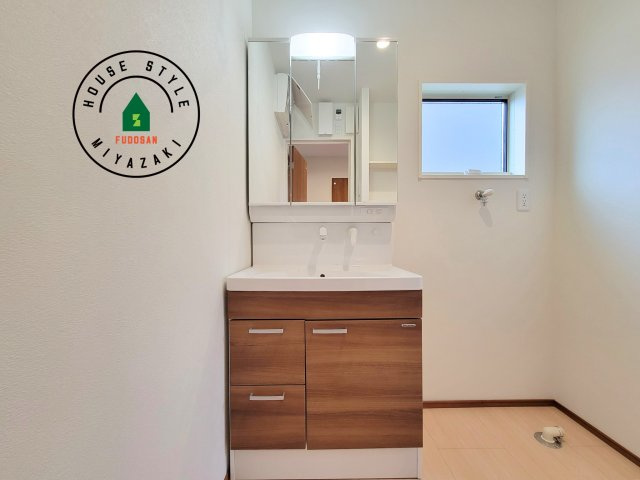 都城市太郎坊町(A号棟)の独立洗面台|毎日使うものだから清潔な空間を保ちたい水回り。洗面にはそんな願いを解消させてくれる収納アイデアが満載です。三面鏡の裏側にはキャビネットが現れ小物から背の高い物まで収納できます。