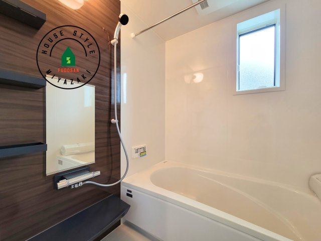 都城市太郎坊町(A号棟)の浴室|1日の疲れを癒してくれる広々バスルーム。雨の日のお洗濯にも大活躍な浴室乾燥機付です！