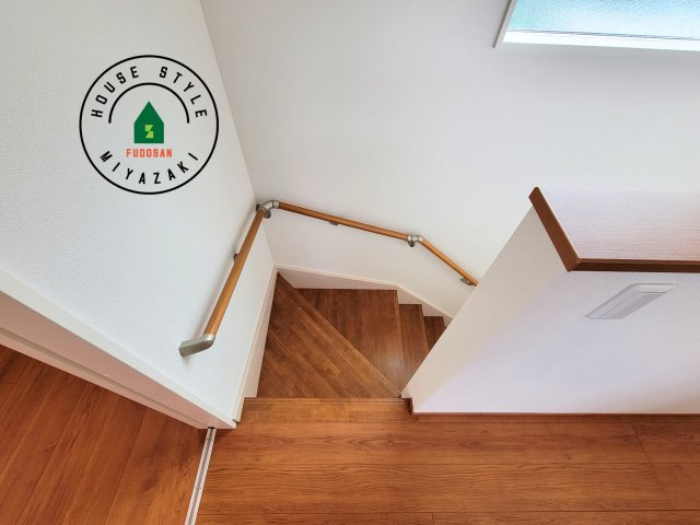 都城市太郎坊町(A号棟)の内装|＜手すり付階段＞手すりがないと階段の昇り降りで危険なことはもちろん、壁に手をつきながら歩くことで壁紙が汚れやすくなります。すべての方に快適に昇り降りしていただくため、手すりを設置しました。