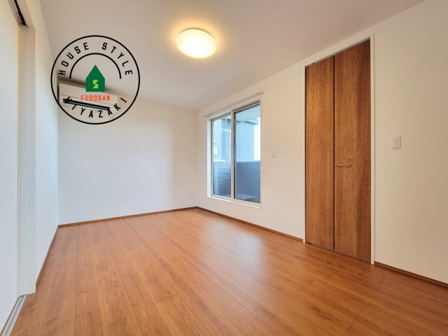 都城市太郎坊町(A号棟)の寝室|主寝室には収納力に優れたクローゼットがありますので、お部屋もすっきり片付きます。