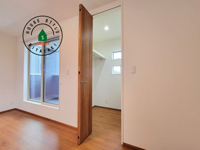 都城市太郎坊町(A号棟)の収納|洋服や大きな荷物が多い方や人数の多いご家族などは、一般的なクローゼットよりもウォークインクローゼットのほうが使い勝手が良いです。